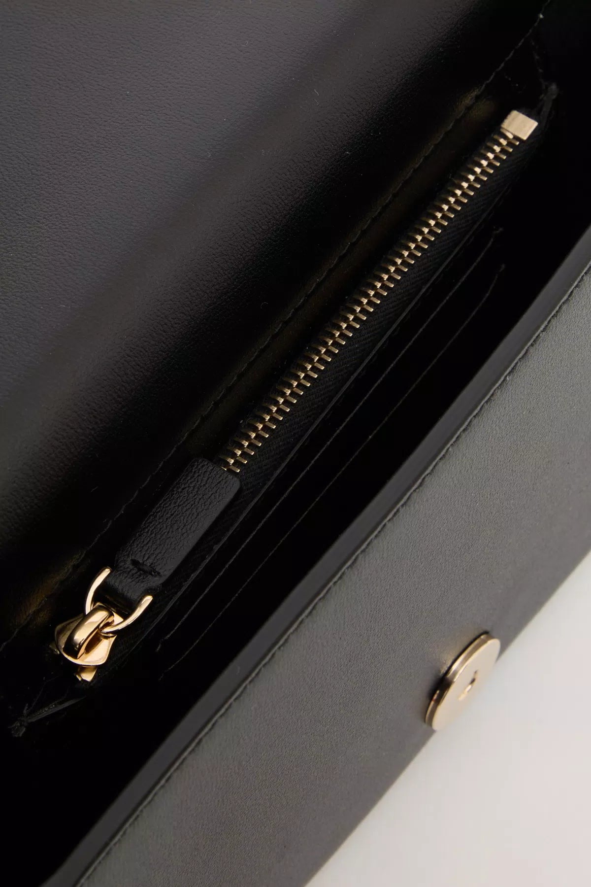 Vlogo walk chain pouch in calfskin