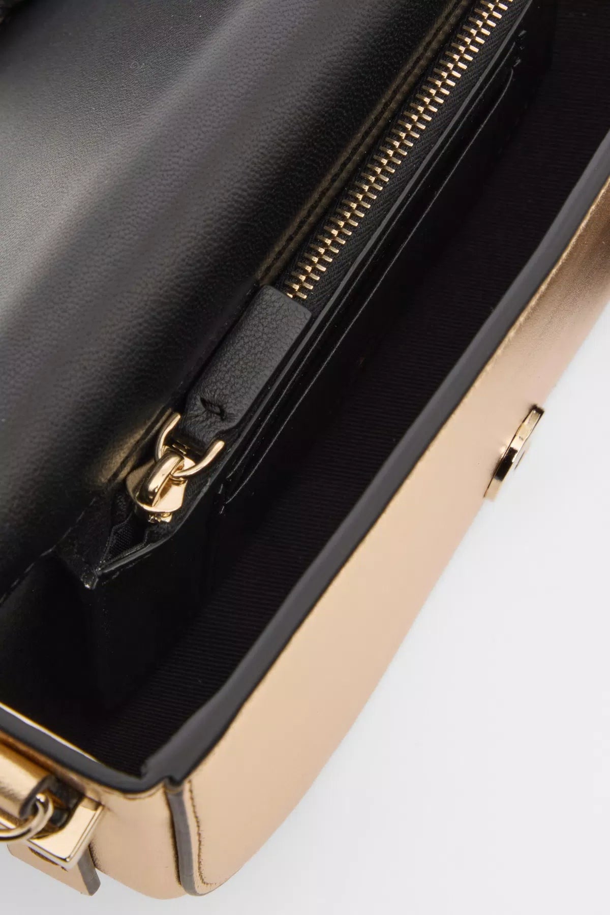 Vlogo walk chain pouch in metallic nappa