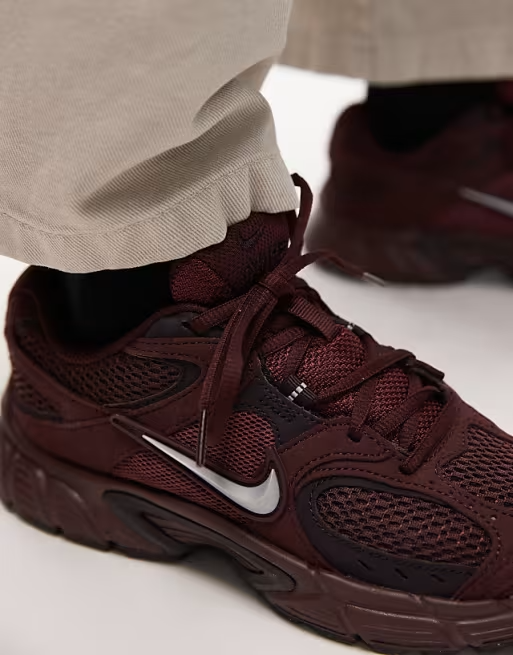 Nike V5 Rnr sneakers in burgundy