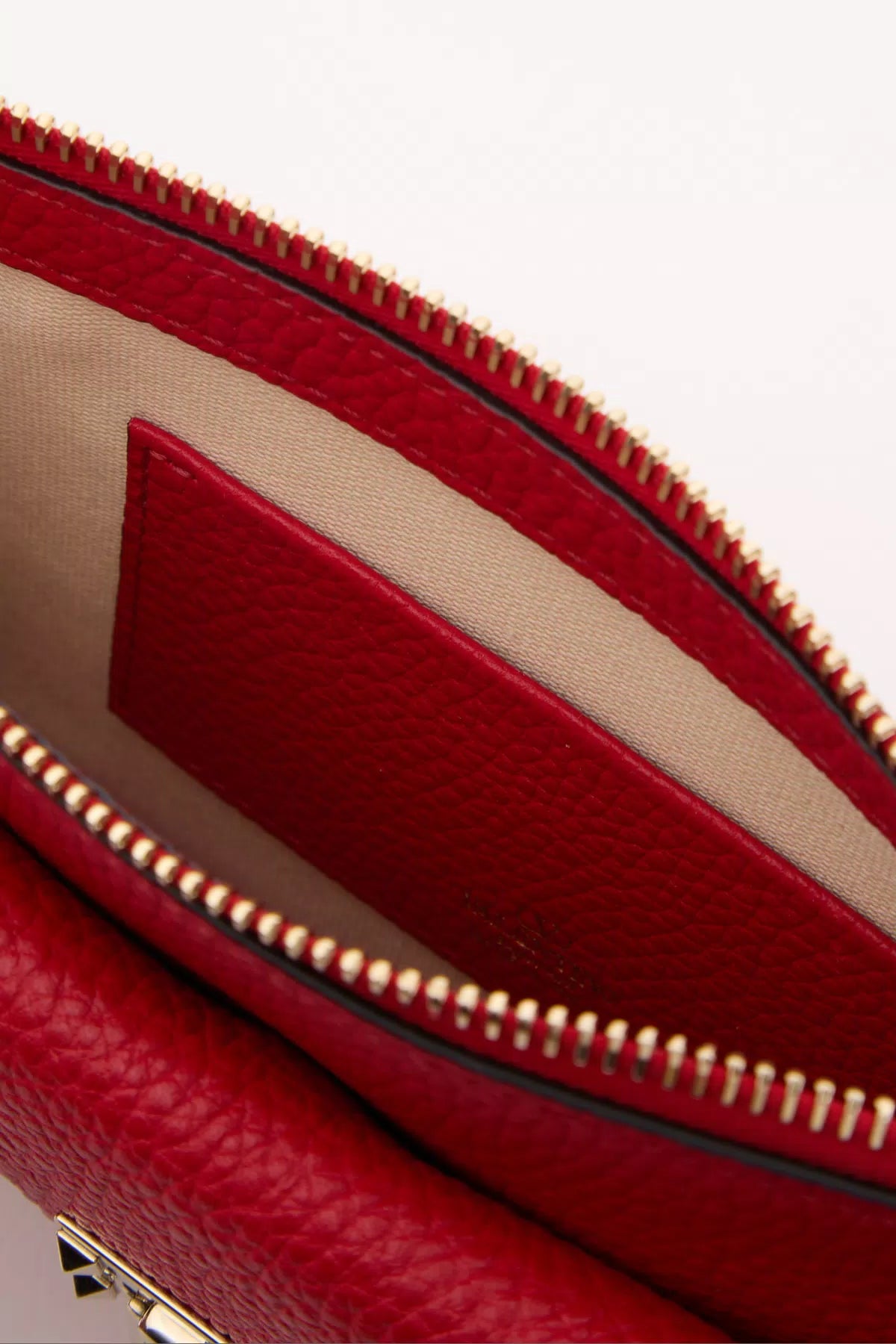 Rockstud chain pouch in grainy calfskin