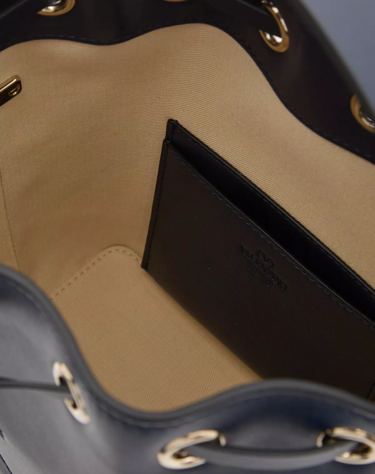 Vlogo walk bucket bag in calfskin