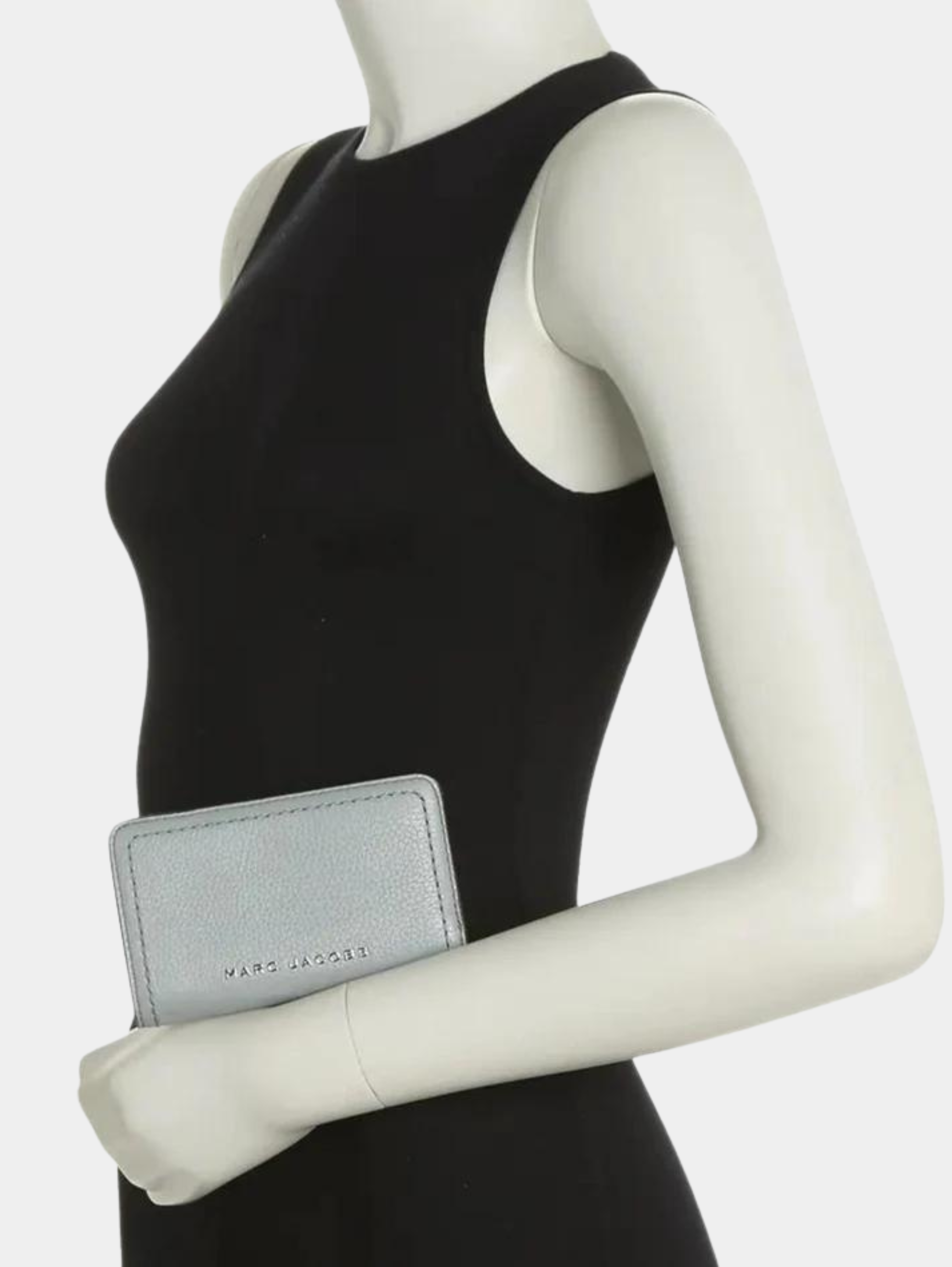 Cartera compacta con cremallera y pespuntes