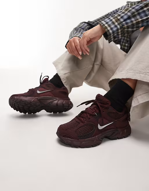 Nike V5 Rnr sneakers in burgundy