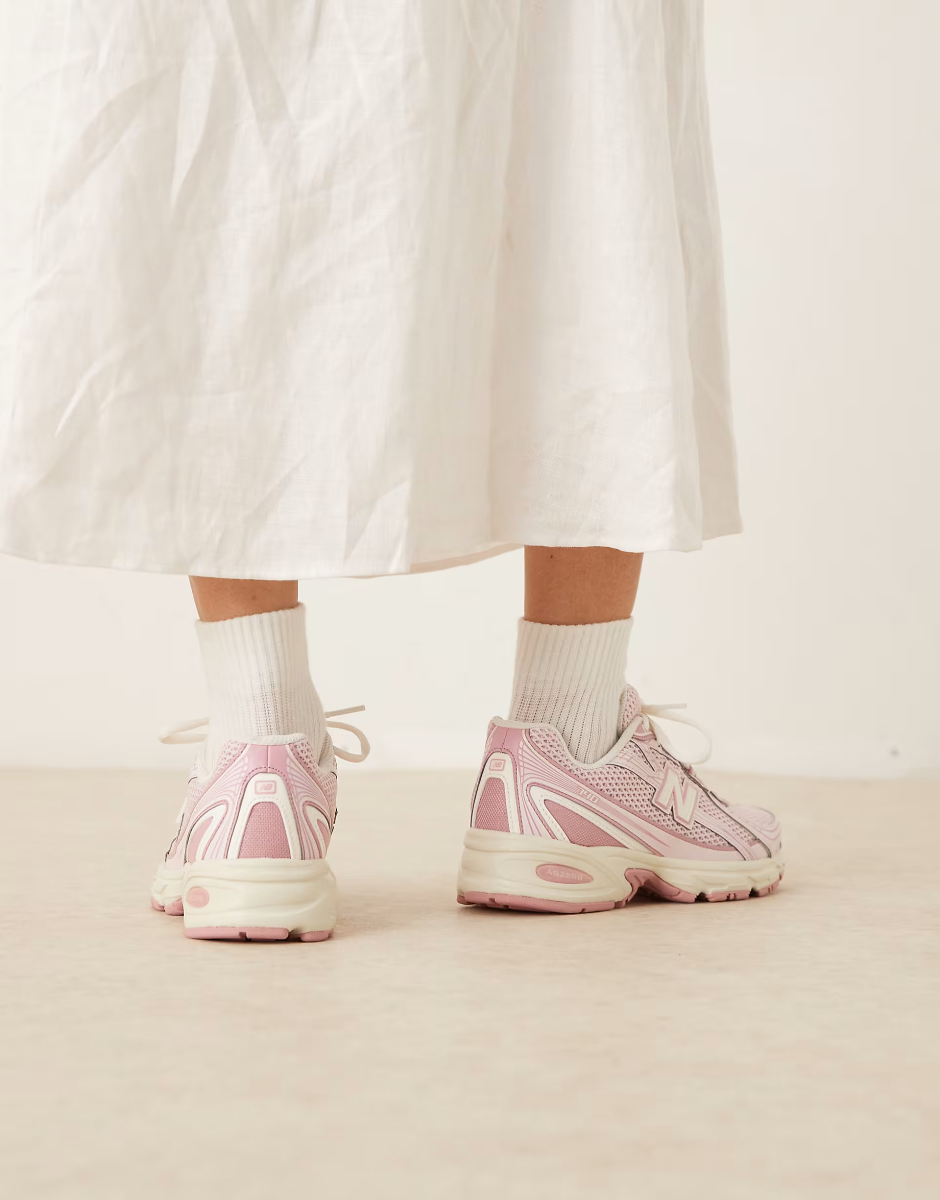 New Balance 740 sneakers in pink