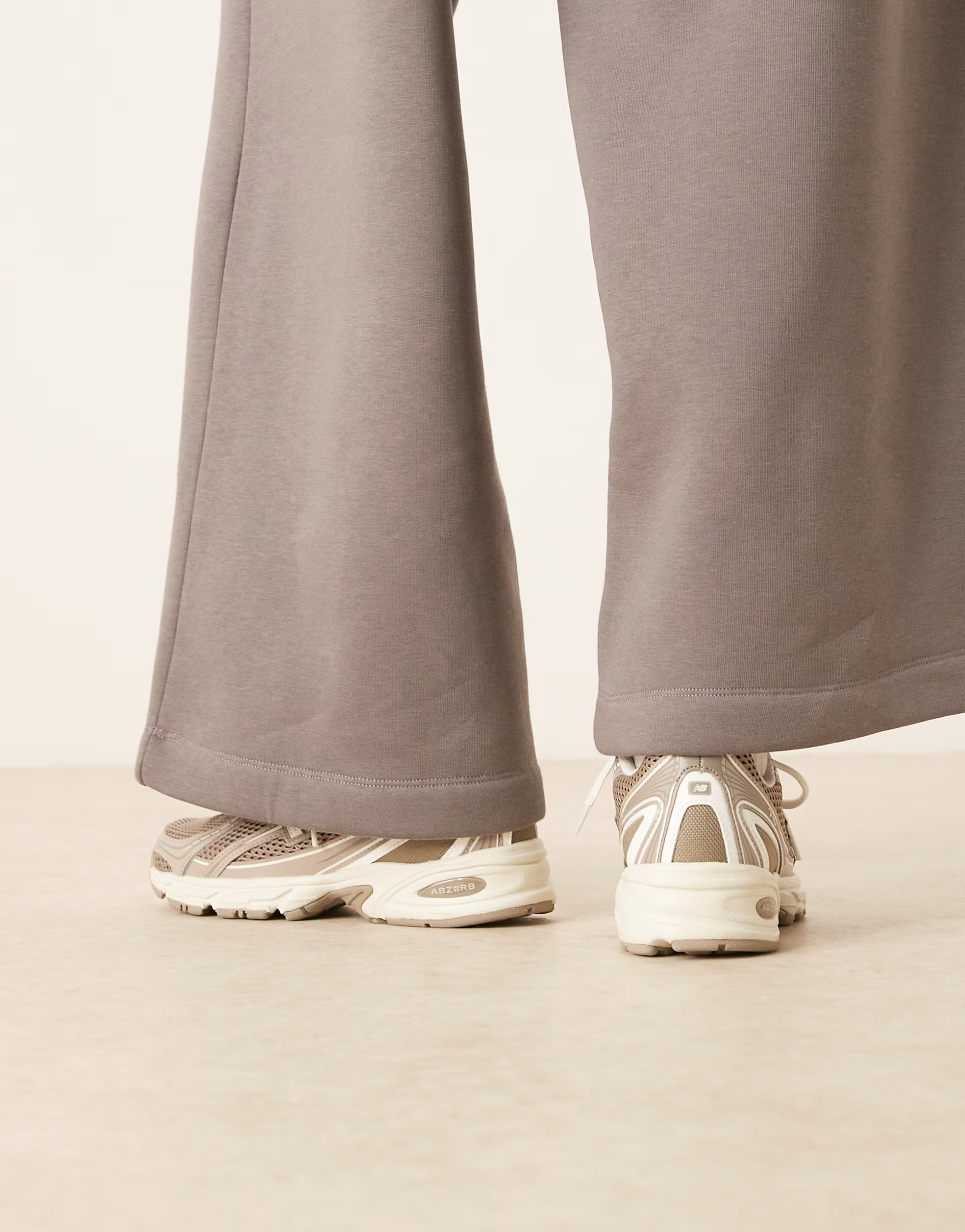 New Balance 740 unisex sneakers in brown and off-white