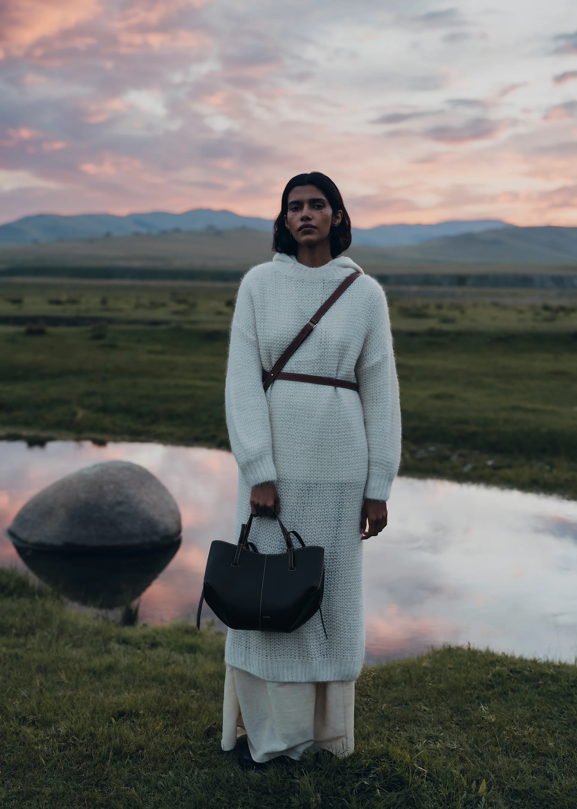 Cyme Mini Black with Ecru Stitching