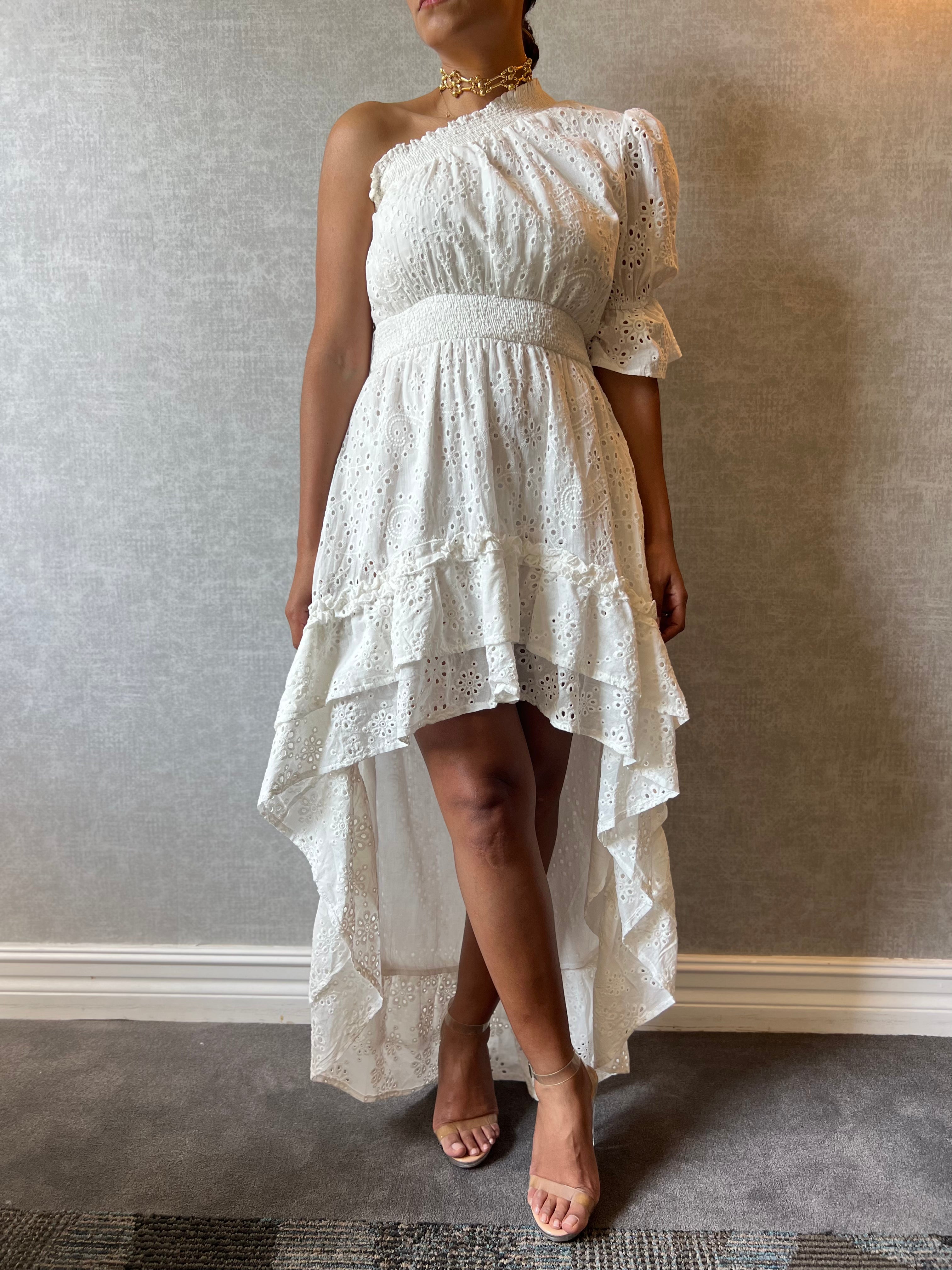 Vestido con hombros descubiertos