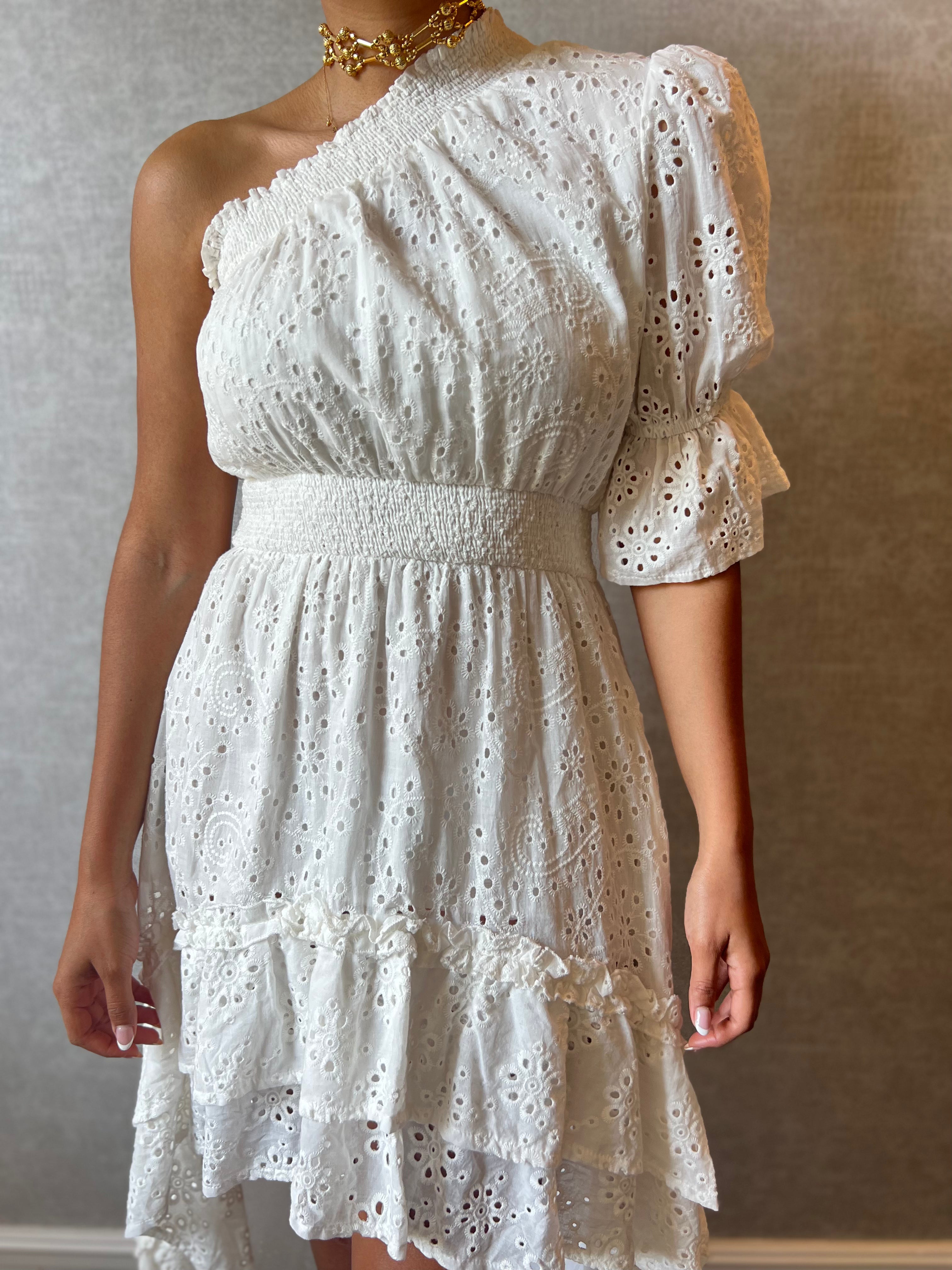 Vestido con hombros descubiertos