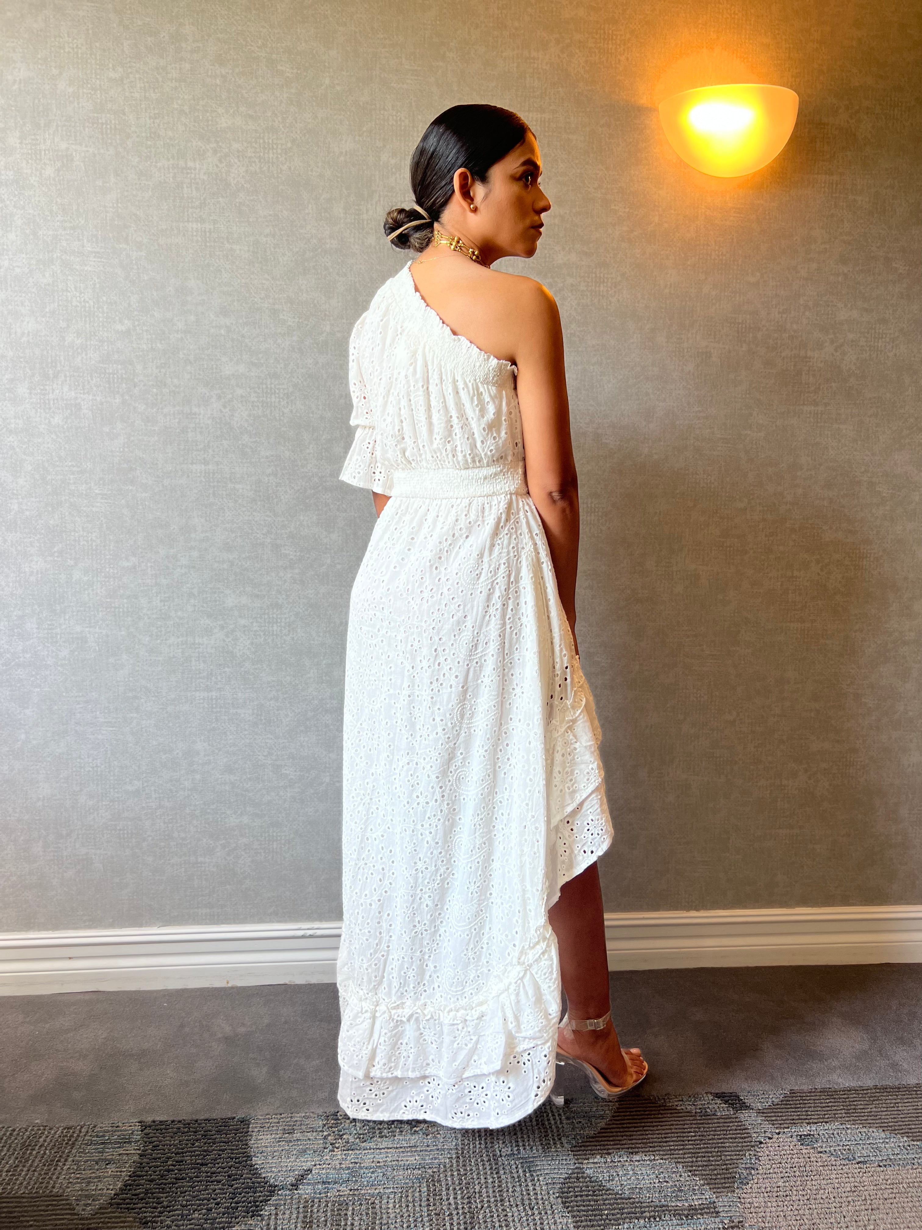 Vestido con hombros descubiertos