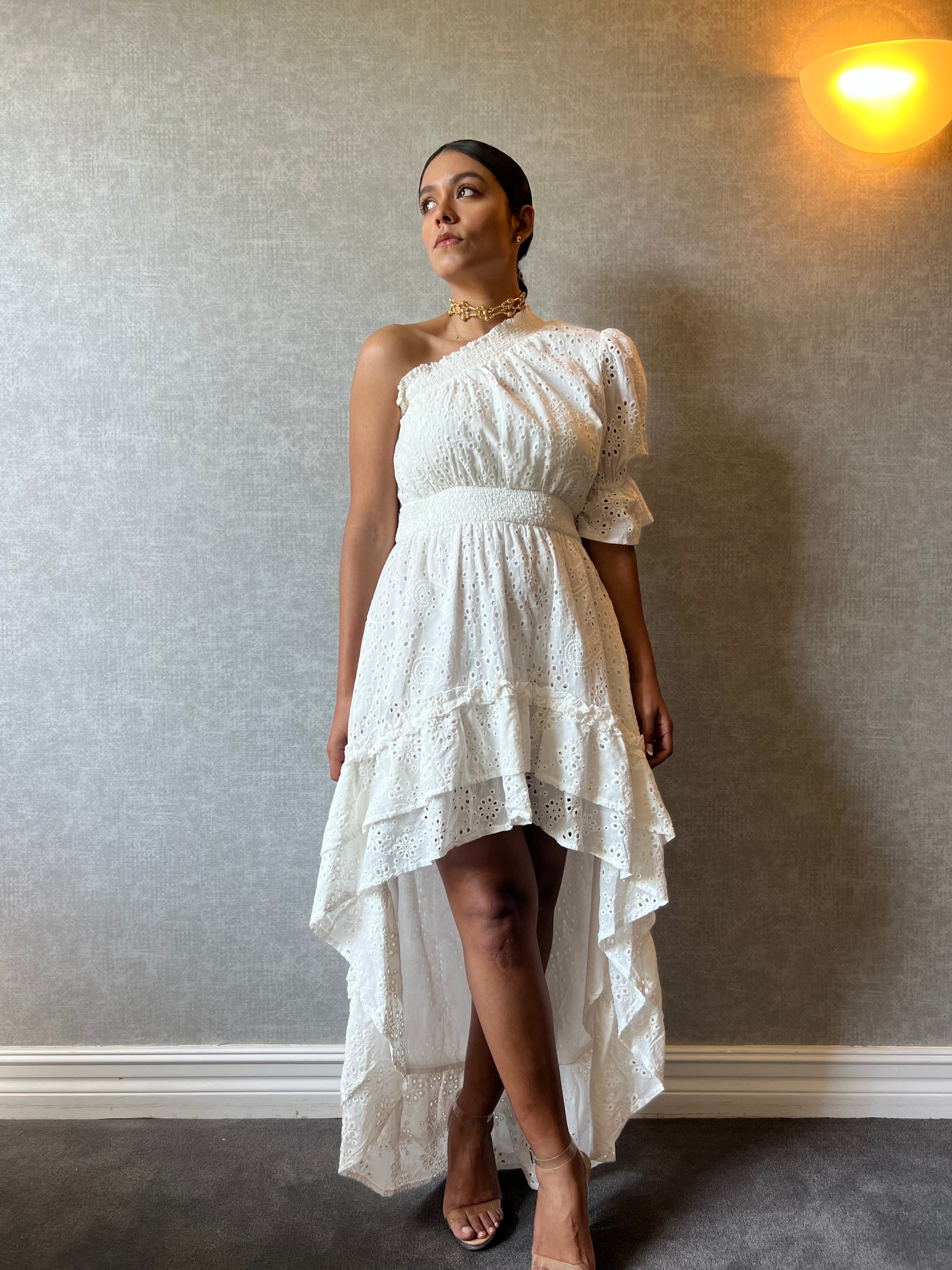 Vestido con hombros descubiertos