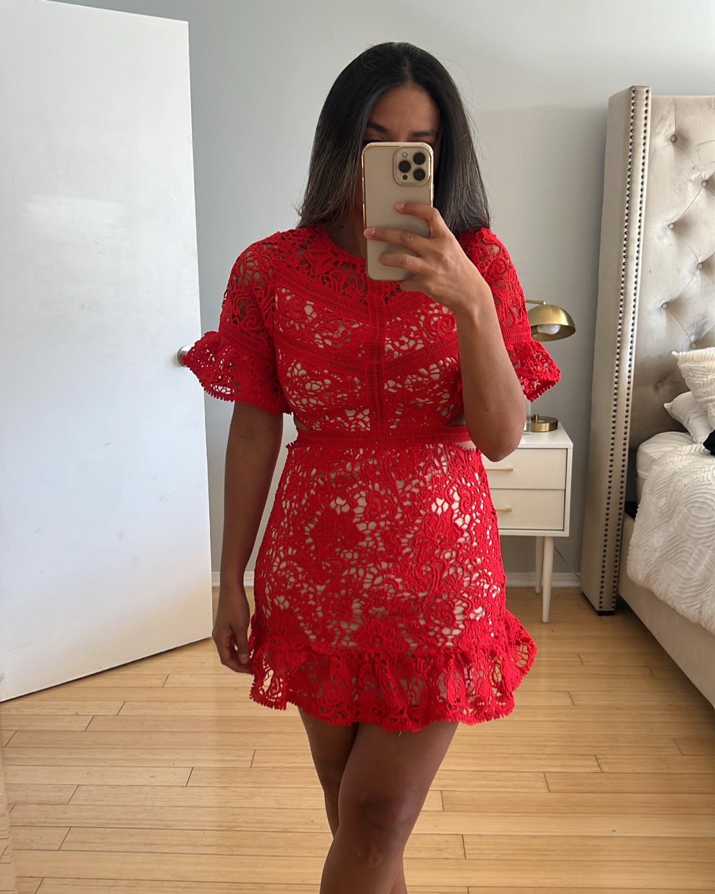Vestido corto con detalle de encaje y aberturas laterales