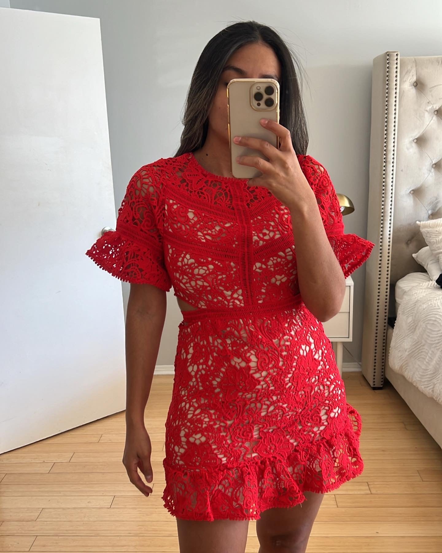 Vestido corto con detalle de encaje y aberturas laterales